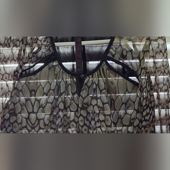 Dress / Blouse Over Denim - Picture 6 of 12